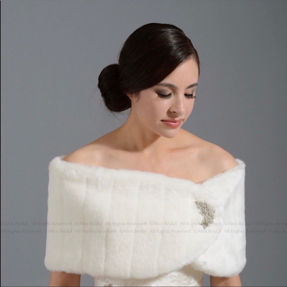 NWOT-Faux Fur Bridal Shawl